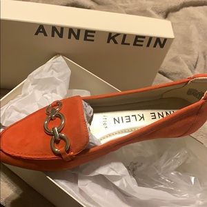 Anne Klein oksla orange flats